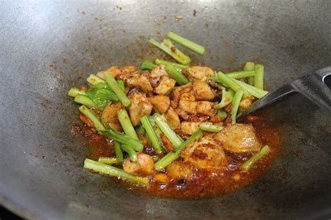 Mie goreng (or mee goreng) is an indonesian noodle dish that's also found in malaysia and other parts of south east asia. Breakfast Mee Goreng Untuk Nellisa - Azie Kitchen