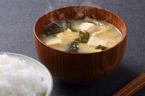 Sopa misoshiru, cuyo principal elemento es el miso, Japón | Food, Miso soup, Japanese food