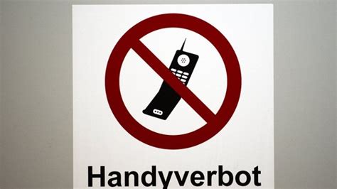 Nahezu jeder trägt sein handy oder smartphone ständig bei sich. Schüler fordern Ende des Handy-Verbots