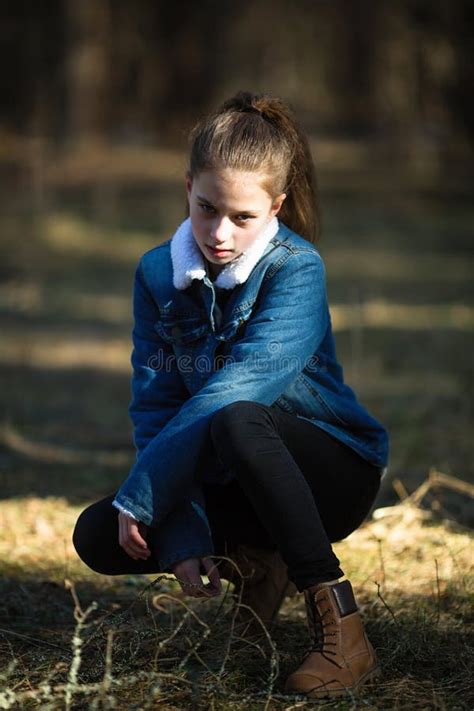 Menina Do Adolescente De Doze Anos No Parque Que Levanta Para A C Mera Foto De Stock Imagem De