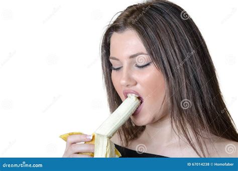 Señora Morena Linda Comiendo Un Plátano Pelado Foto De Archivo