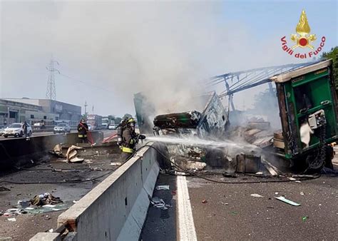 È successo all'interno della galleria scoppo, poco prima dell'uscita di boccetta, nelle prime ore di oggi. Incidente in autostrada oggi a4 - 2016RISKSUMMIT.ORG