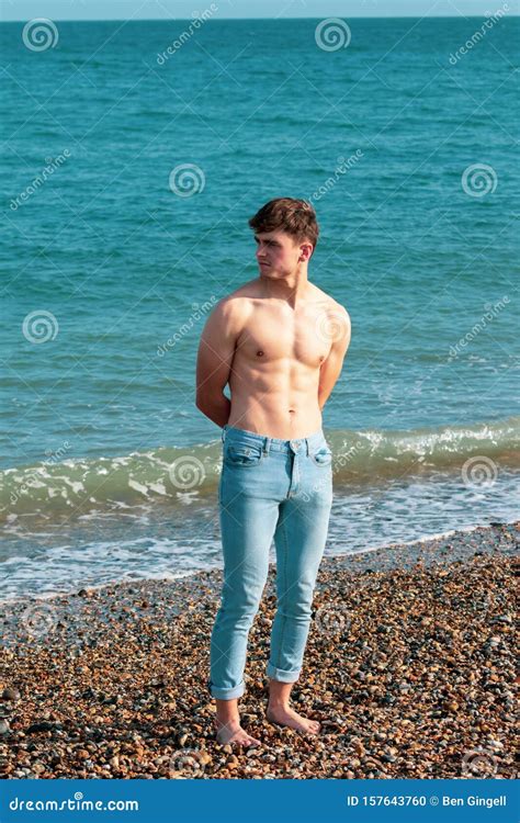 Senza Camicia Sulla Spiaggia Fotografia Stock Immagine Di Persona Mare