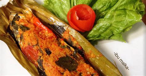 6.sisipkan tiap ikan dengan daun salam dan serai. Resep Pepes Ikan Kembung oleh Ibu Malka - Cookpad