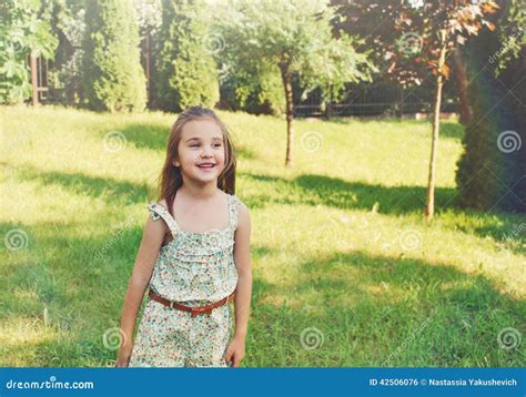 Szczęśliwa Uśmiechnięta Mała Dziewczynka Bawić Się Outside W Lato