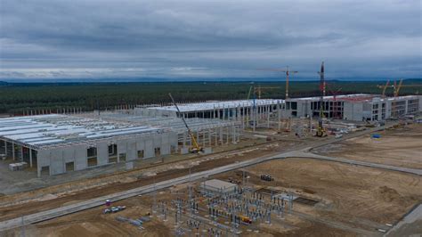 Gigafactory Neue Leitung Auf Der Baustelle Der Tesla Fabrik In