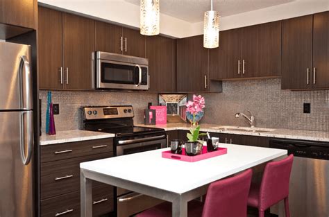 Desain dapur ini memanfaatkan satu sisi dinding untuk dipasang kabinet lemari gantung. Inspirasi Model Dekorasi Dapur Kecil Yang Sederhana Cantik ...