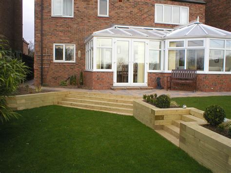 No one wants a small garden, but unfortunately we are not all lucky enough to have acres of land all to ourselves. Split level garden in Tollerton, York, using sleepers ...