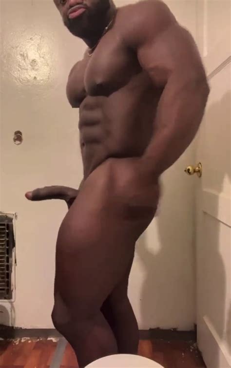 Big Black Bodybuilder Posing His Huge Dick Auf Deutsch