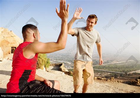 Zwei Männliche Freunde Auf Dem Gipfel Des Berges Stockfoto 18479970 Bildagentur Panthermedia