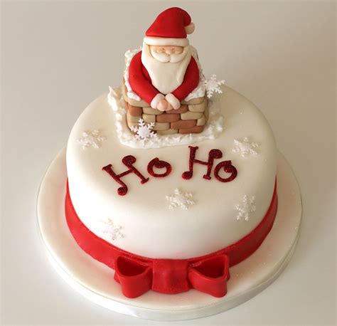 Go for gold decorations on the white cake. Christmas Cakes - Decoration Ideas | Little Birthday Cakes