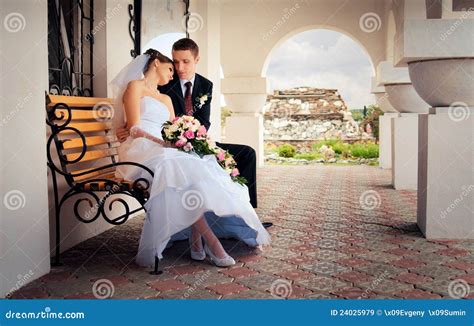 Die Braut Und Der Bräutigam Die Auf Einer Bank Sitzen Stockbild Bild Von Person Romantisch
