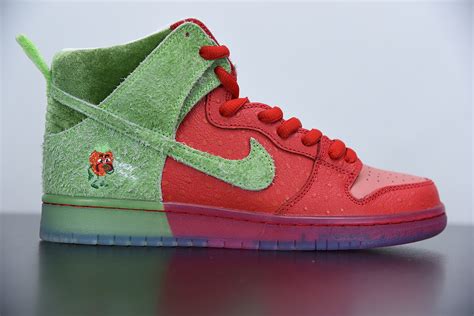 Designed in collaboration with the artist todd bratrud, the nike dunk high sb 'strawberry cough' delivers a literal interpretation of the fragrant marijuana strain for which the shoe is named. Nike SB Dunk High Strawberry Cough - Creta Sneakers