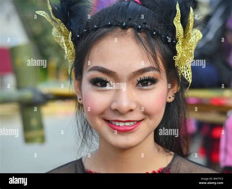 Kostümierte Hübsche Thai Girl Teil Im Historischen Zentrum Des Dorfes Lanna Street Parade Und
