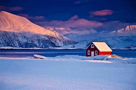 Le luci della Norvegia in inverno | Winter house, Winter scenery ...