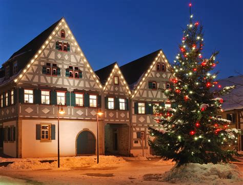 Bitte klicken sich auf die bilder, um sie zu vergrößern. Datei:Dreigiebelhaus Weihnachten 2010.jpg - Wikipedia