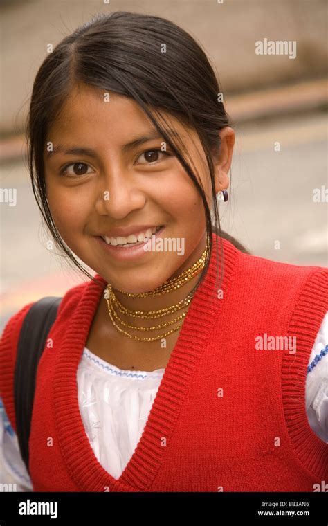 Südamerika Ecuador Otavalo Teenager Mädchen In Schuluniform Heimweg Von Der Schule