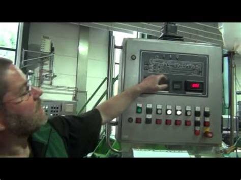 Streng nach dem deutschen reinheitsgebot von 1516 wird bier ausschließlich aus hopfen, hefe, wasser und malz hergestellt. Besuch in einer Brauerei: So wird Bier gebraut - YouTube
