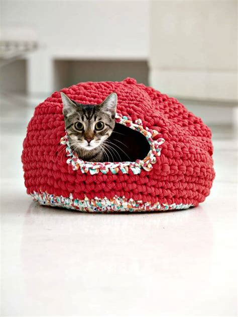 Get the pattern from alley cats and angels. 20 Free Crochet Cat Bed & House Patterns ⋆ DIY Crafts