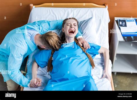 Schwangere Frau Geburt Im Krankenhaus W Hrend Mann Umarmt Ihr