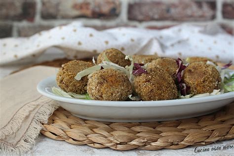 Tutti conosciamo le carote come verdura arancione, ma la cosa curiosa è che in origine erano di colore scuro, in genere viola. Polpette di lenticchie con patate e carote | Cucina vista mare
