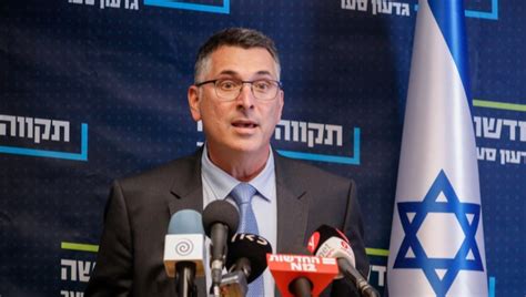 יו״ר מפלגת תקווה חדשה ומועמדה לראשות הממשלה. גדעון סער: מתנגד לרוטציית בנט נתניהו "הצבענו בעד שינוי" - כיפה