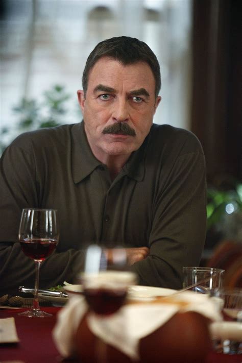 This cbs cop show, showing on tuesday nights and billed at launch as the show everyone's talking about returns the police what's so compelling about blue bloods is that one can know what is happening without even watching the show, since each episode follows the. Blue Bloods - Crime Scene New York - odcinek 7 - Der König ...