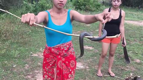 Amazing Cambodian Girl Catching Snake With Barehands Youtube