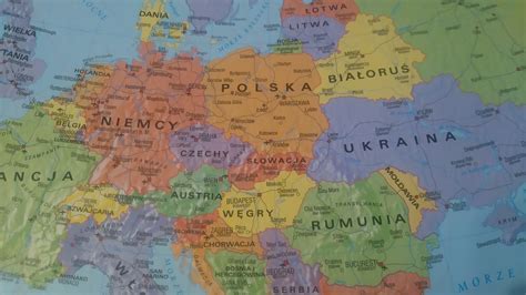 Trudno uznać białoruś za popularny kierunek turystyczny dla polaków. Na mapie zamaluj na zielono kraje sąsiadujące z Polską ...