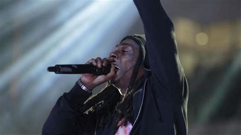 lil wayne suffers another seizure during flight