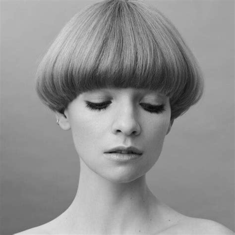 The mushroom haircut, also known as a bowl cut, is a simple and easy way to style your hair. 50 Pageboy Haircuts | Haarschnitt ideen, Pagenkopf ...