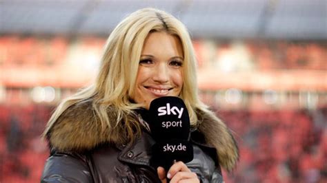 Für die reporter und fahrer besteht in diesem. Sky Sport Reporterin : 20 Hot Soccer Reporters Who Put the Beauty in the ... - Channel ...