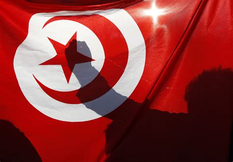 Le blanc fait référence à la neige, le bleu à la francophonie. « Le plus grand drapeau du monde » est tunisien - La ...