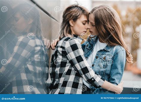 Pares Lesbianos Jovenes Que Abrazan Y Que Se Besan Al Aire Libre Foto De Archivo Imagen De