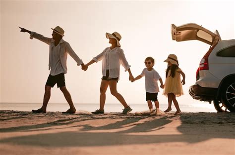 Familia Asiática En La Playatiempo De Vacaciones Feliz Padre Madre E