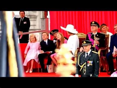 Normaal schouwt koning filip de troepen in de wetstraat om daarna plaats te nemen op de tribune van het paleizenplein. Nationale Feestdag België Brussel - 21 juli 2015 - YouTube