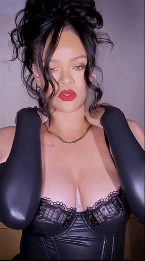 Rihanna Exhibe Son D Collet Aux Gros Seins Dans Une Lingerie En Cuir
