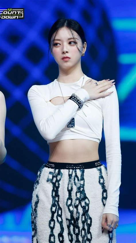 Itzy Yuna Loco Fashion Style Korea Stage Outfits
