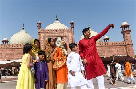 Photos Muslims Around The World Celebrate Eid Al Fitr The Boston Globe