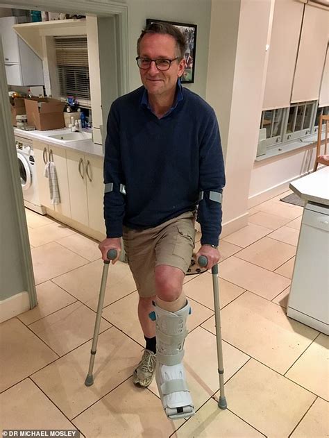 Dr Michael Mosley Is Treating A Hamstring Injury By Sticking Needles In His Thigh Daily Mail