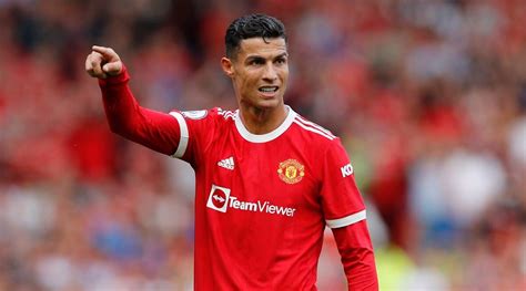 cristiano ronaldo reportedly flying back to uk for talks on manchester united future football