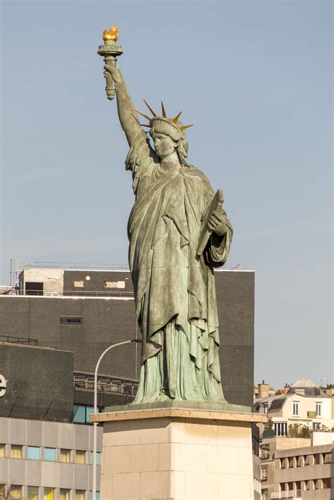 Les Statues De La Liberté à Paris