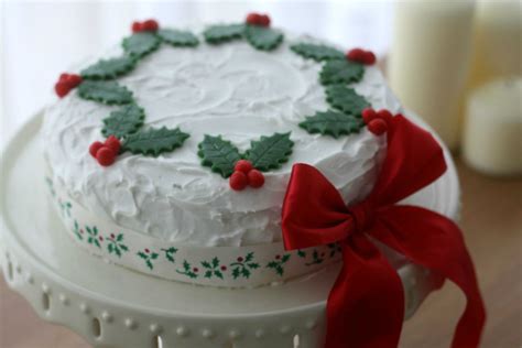 12 Gorgeous Christmas Cake Decorating Ideas