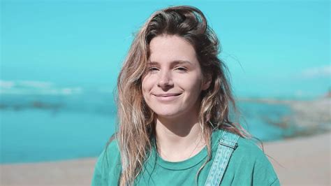 Allonsrider Manon Lanza Shows Her Surf Routine With Trshbg Youtube