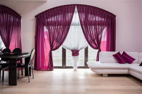 Mit der klassischen kombination aus gardinen stores und übergardine schaffen es vorhänge im wohnzimmer , schon viele der oben genannten möglichkeiten zu verwirklichen. Gardinen: 6 Ideen für das Wohnzimmer