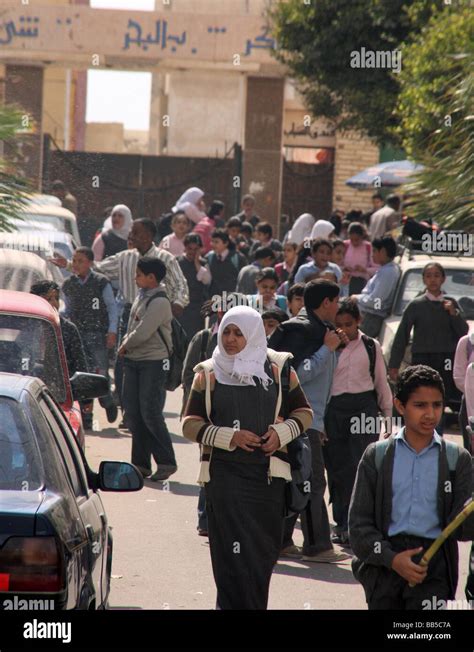 Arabische Kinder Verlassen Heimweg Von Der Schule Alexandria Ägypten Stockfotografie Alamy