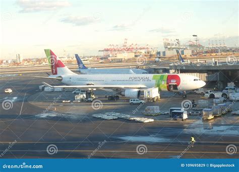 Newark Airport Editorial Stock Image Image Of Airplanes 109695829