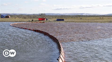 russia races to clean up massive oil spill in siberia dw 06 06 2020