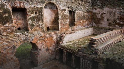 Architekci Działający W Starożytnym Rzymie - Niedokończone łaźnie termalne i "erotyczny" fresk w Pompejach