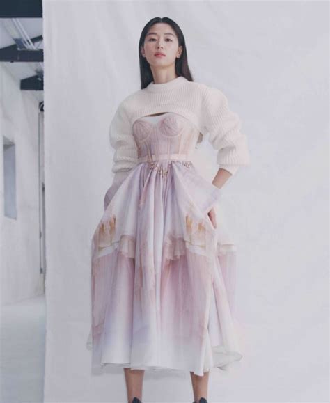 Jun 18, 2021 · the show will broadcast sometime in the second half of this year, 2021. Jun Ji-Hyun wears Alexander McQueen 2021 Spring/ Summer ...